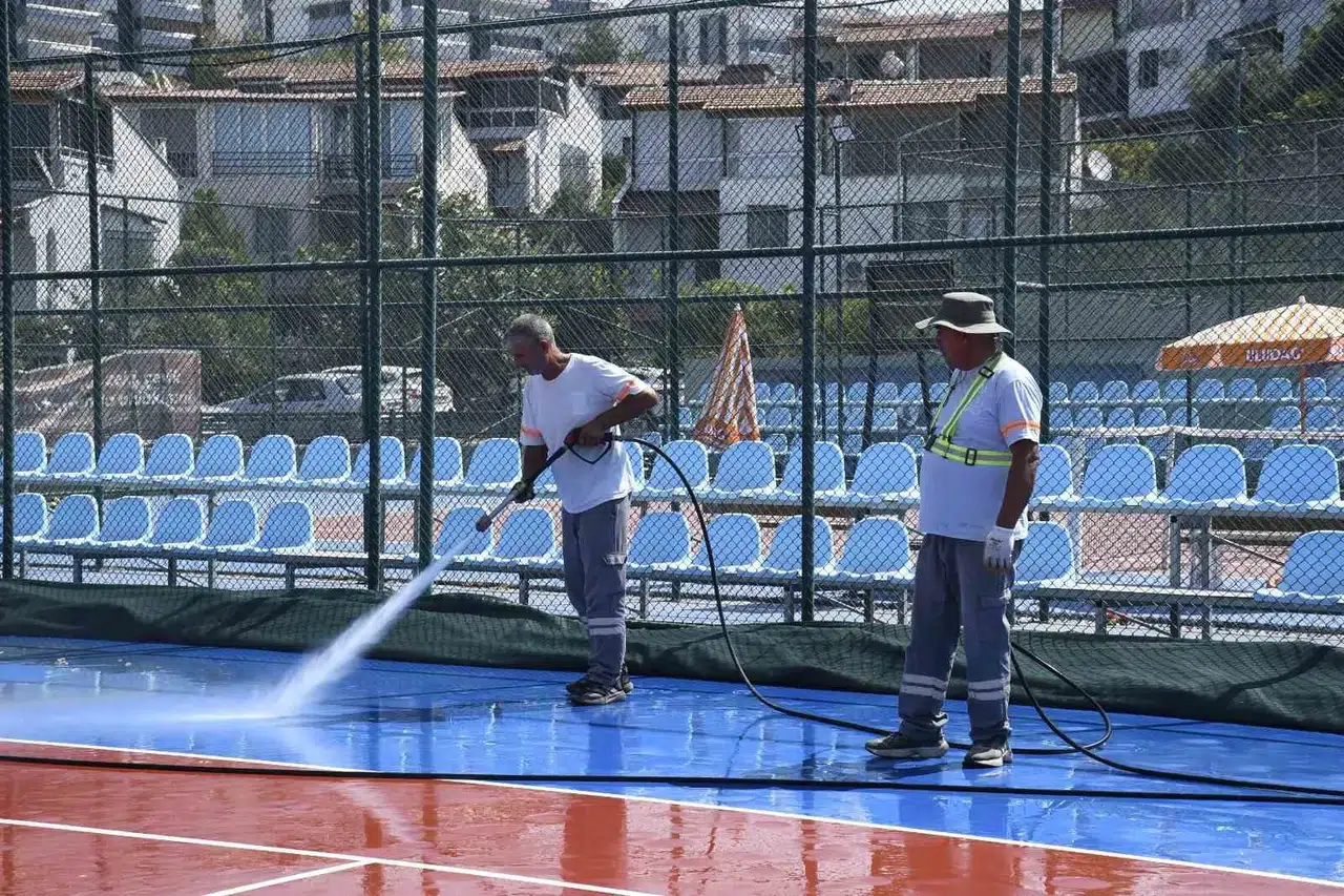 Kuşadası Tenis Kulübü’nde hijyen mesaisi: Kortlar pırıl pırıl oldu