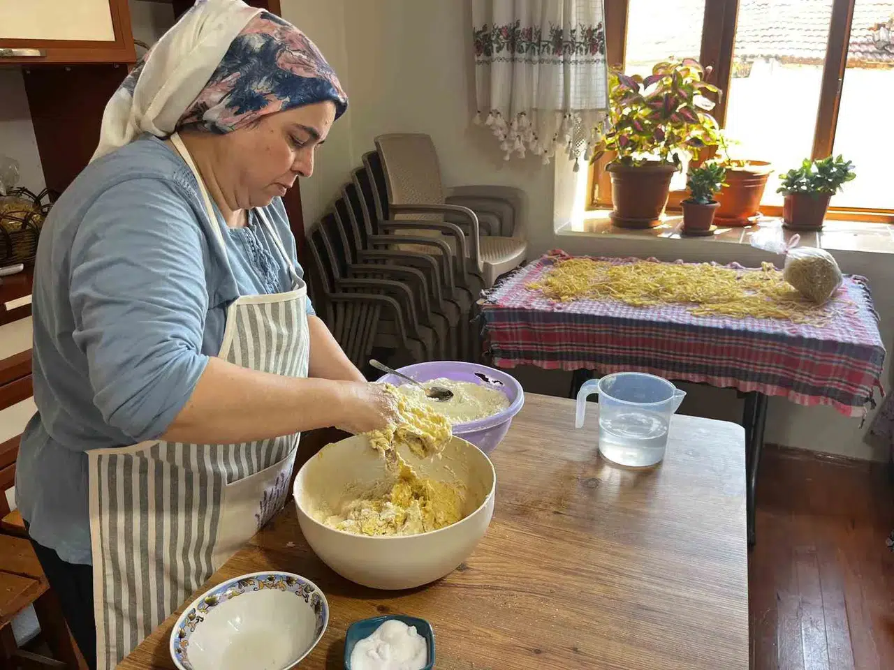 Buldan’da Kış Hazırlığı Mesaisi: Doğal Tarhana ve Erişte, Bez Keselerde Saklanıyor