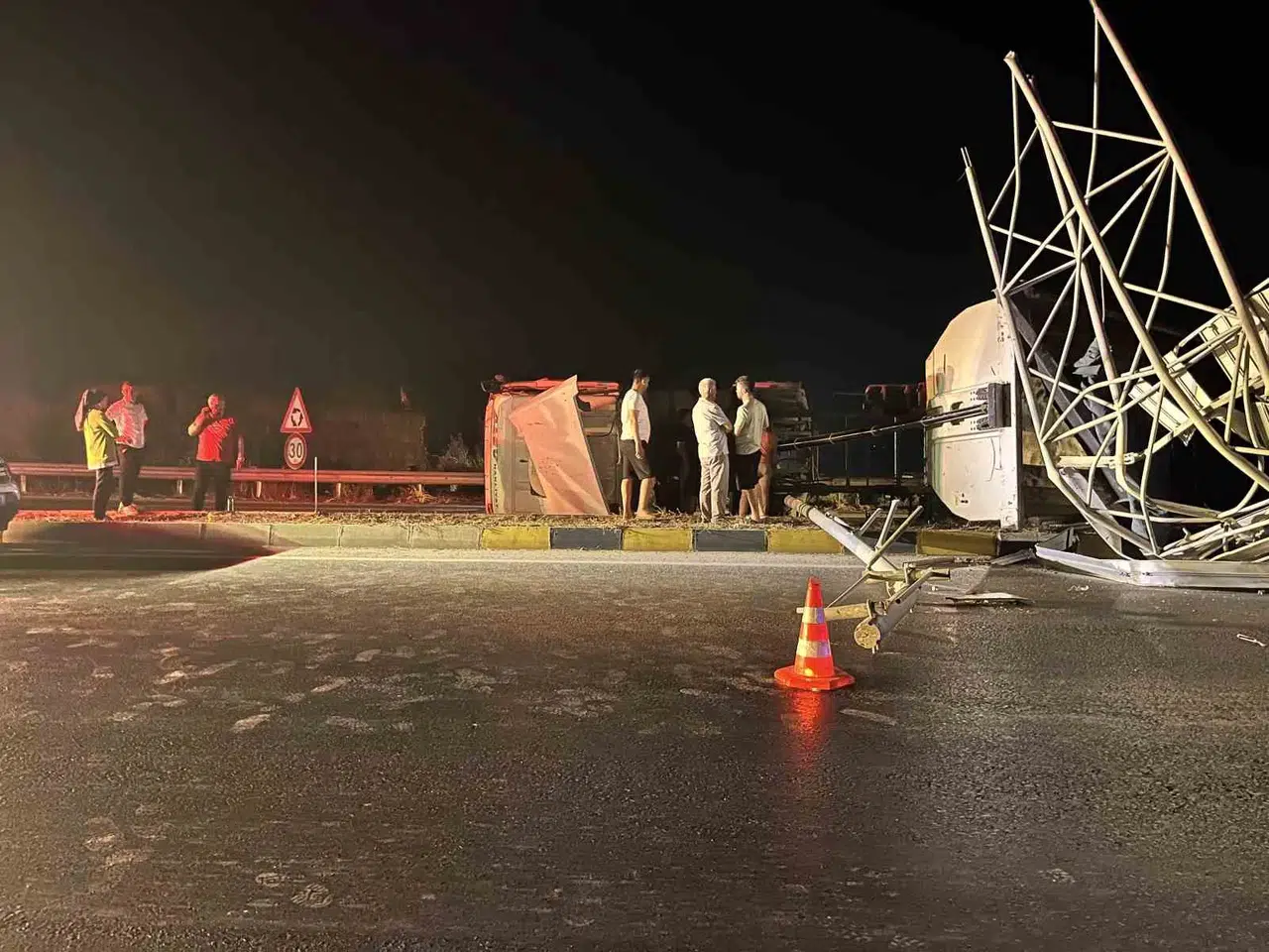 İzmir'de dikkatsizlik faciaya davetiye çıkardı: Dorsesi açık unutulan tır devrildi