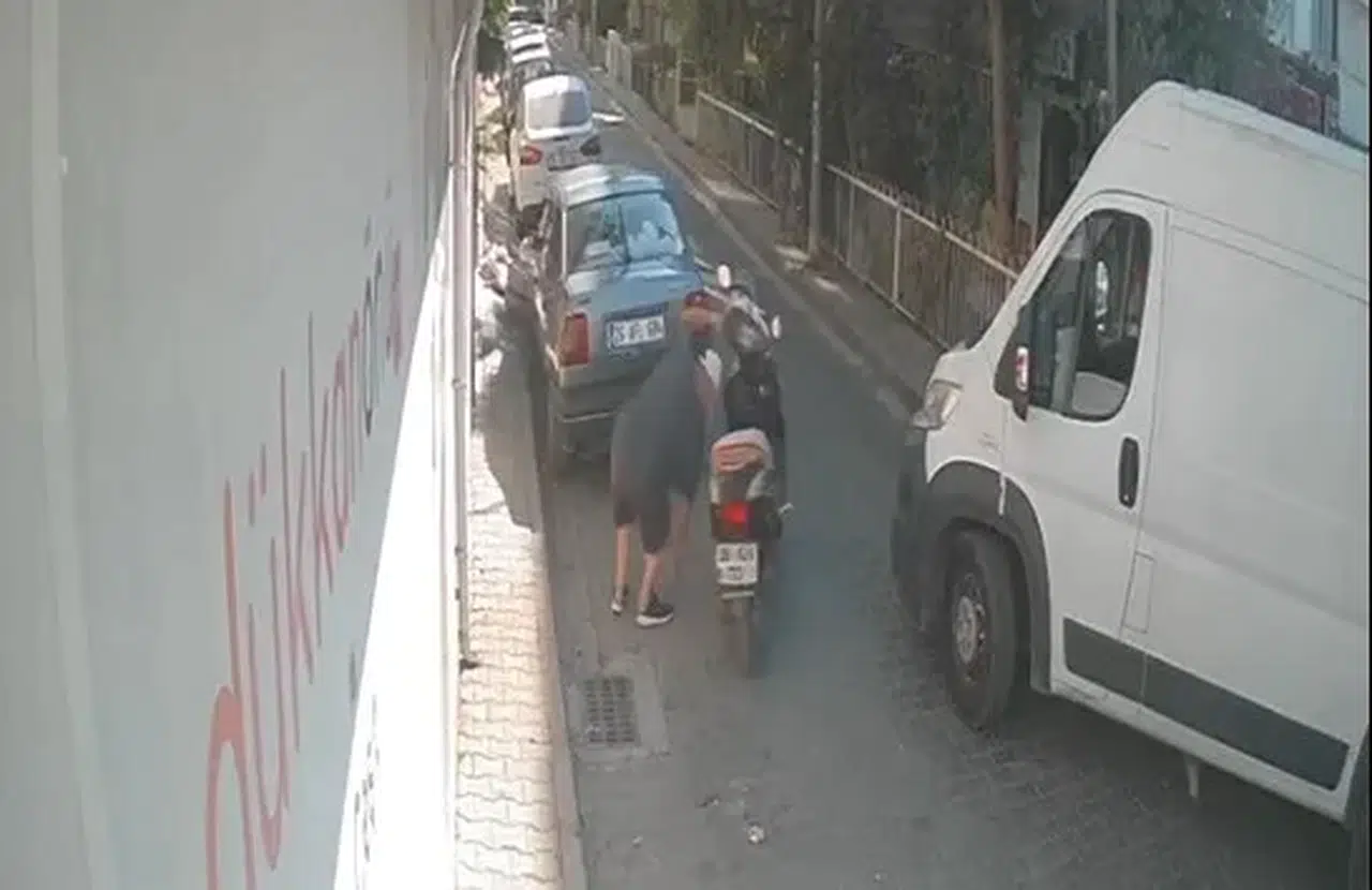 Bayraklı'da Noter Dönüşü Para Avı: Yerde Buldu, Cebe Attı, Polis Peşini Bırakmadı