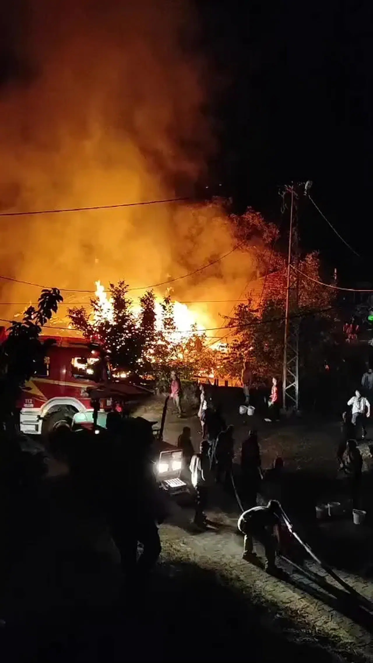 Denizli'de geceyi aydınlatan kabus: Baba ve oğlunun evi alevlere teslim oldu