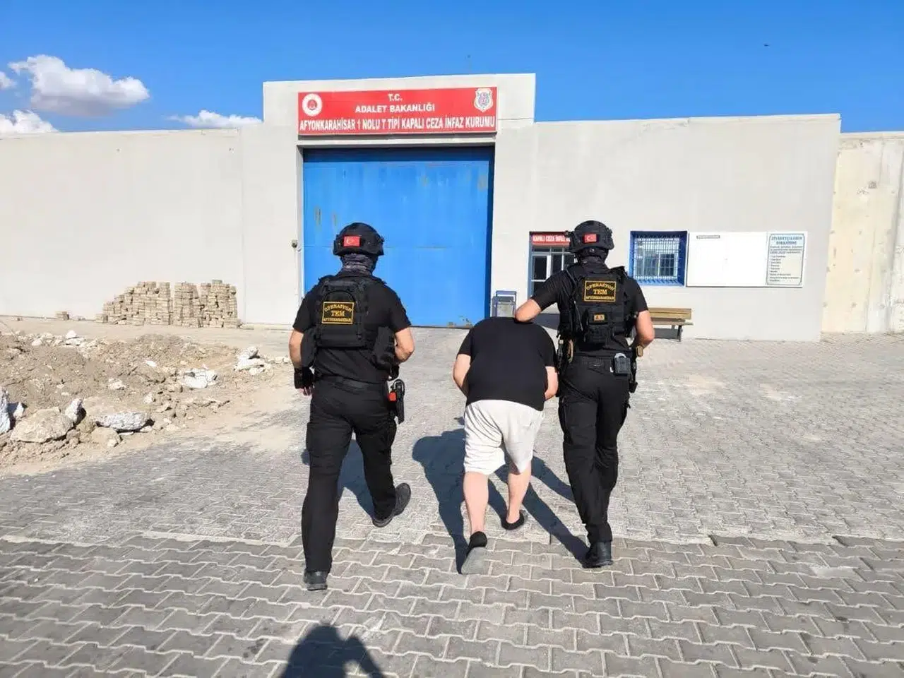 Suikast timi firarisine kalkan olan şahıs demir parmaklıklar ardında