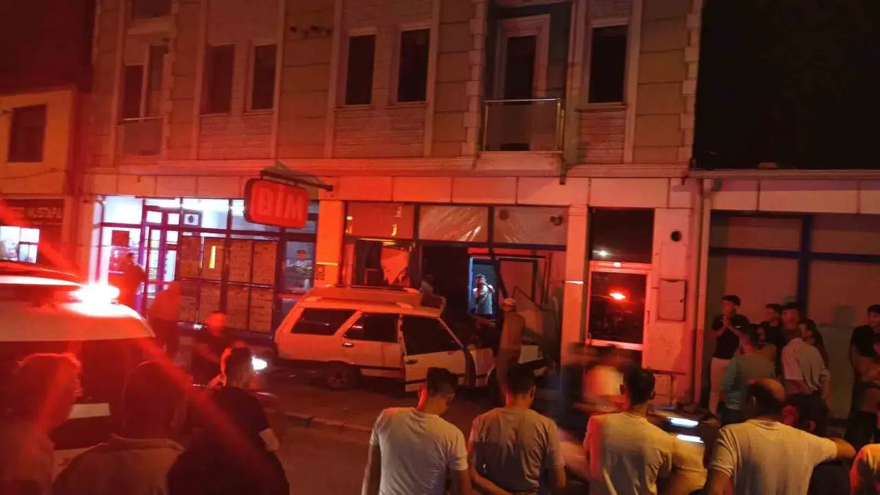 Gece Yarısı Marketin Camlarını Kıran Sürücü, Ölümcül Kazayı Göz Göre Göre Atlattı