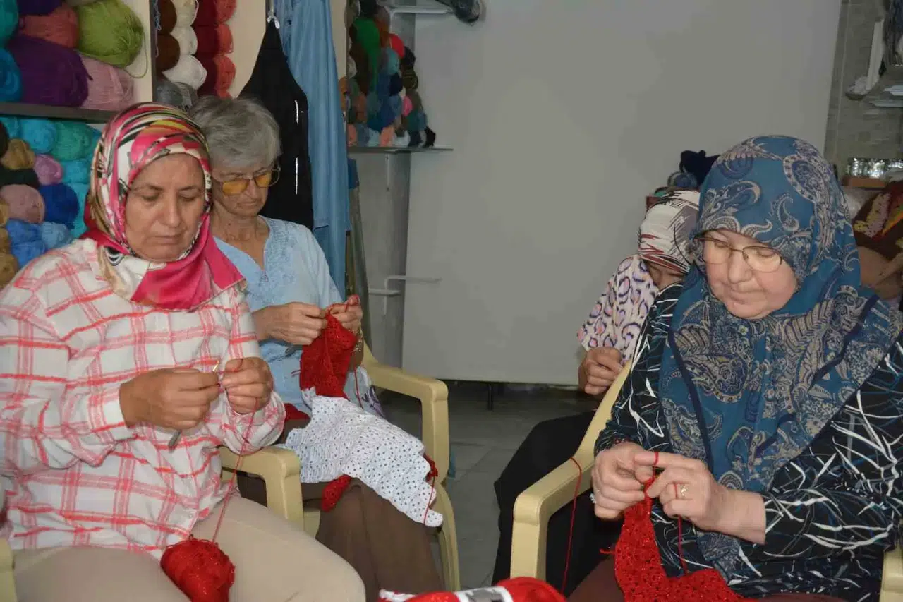 Demirci’de 15 Kadının 10 Günlük Emeği: 3 Kilo İple Örülen Dev Bayrak Göğüs Kabarttı