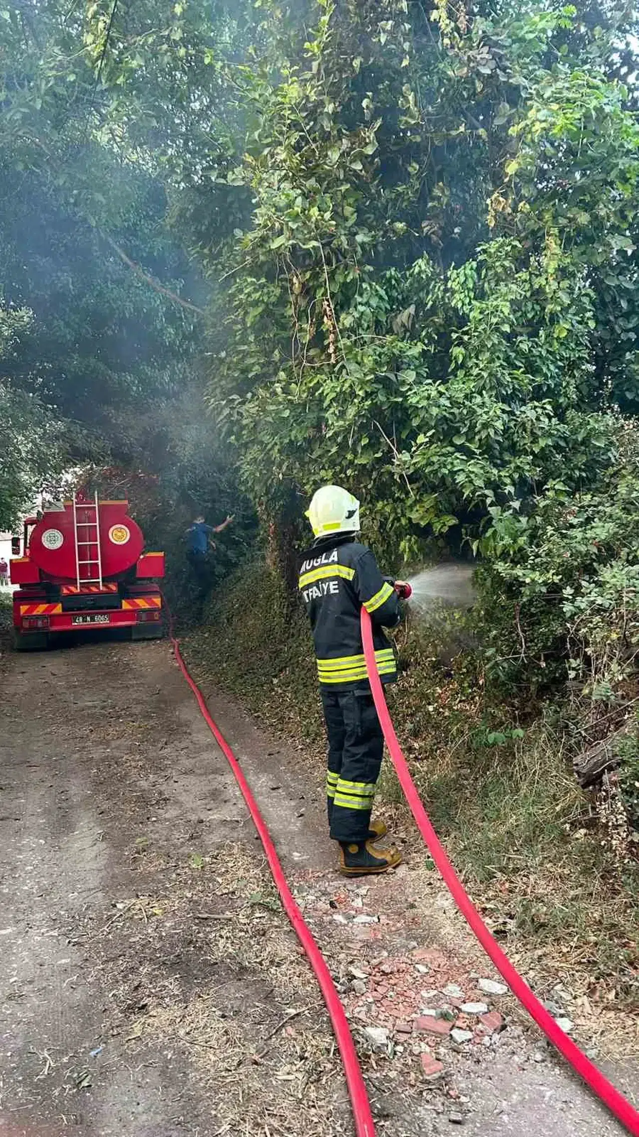 Menteşe'de korkutan dumanlar: Ekipler alevlere geçit vermedi