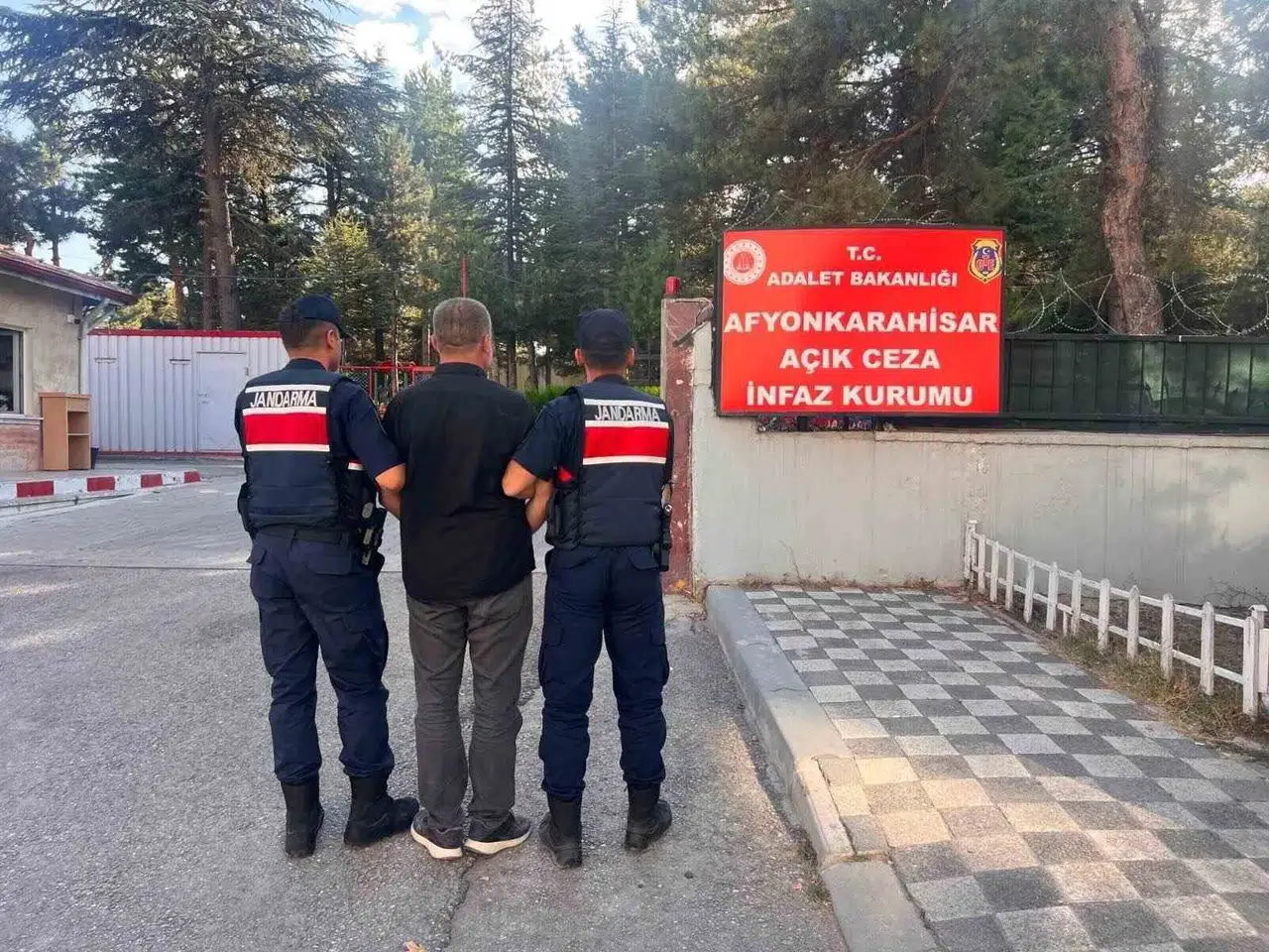 Afyonkarahisar'da huzur operasyonu: Aranan 40 şüpheli kıskıvrak yakalandı