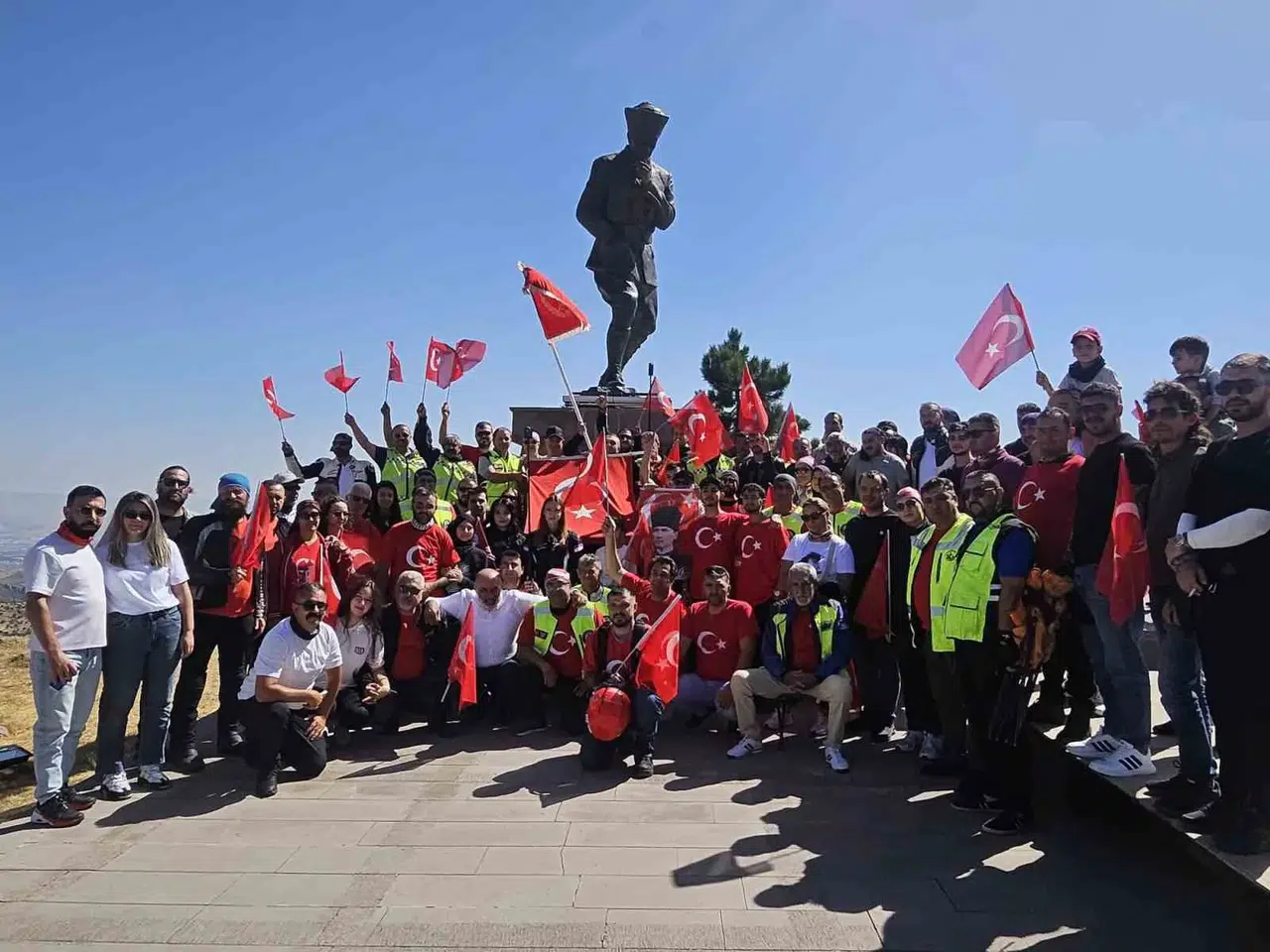 Tarihi Kocatepe’de 100’den Fazla Motosikletli Anlamlı Buluşma