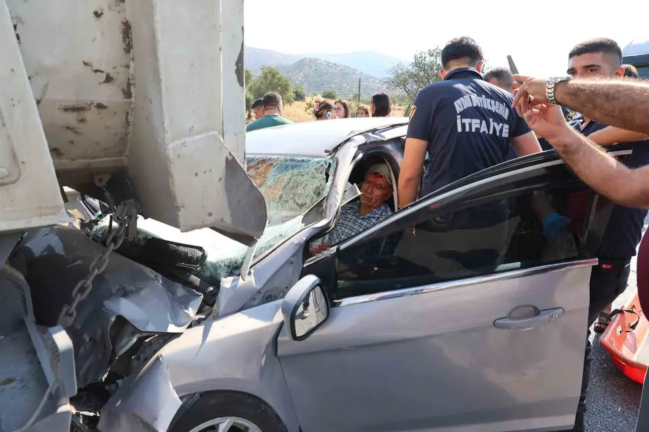 Aydın-Muğla yolunda korkunç kaza: Tırın altına giren araçtaki baba ve kızından acı haber