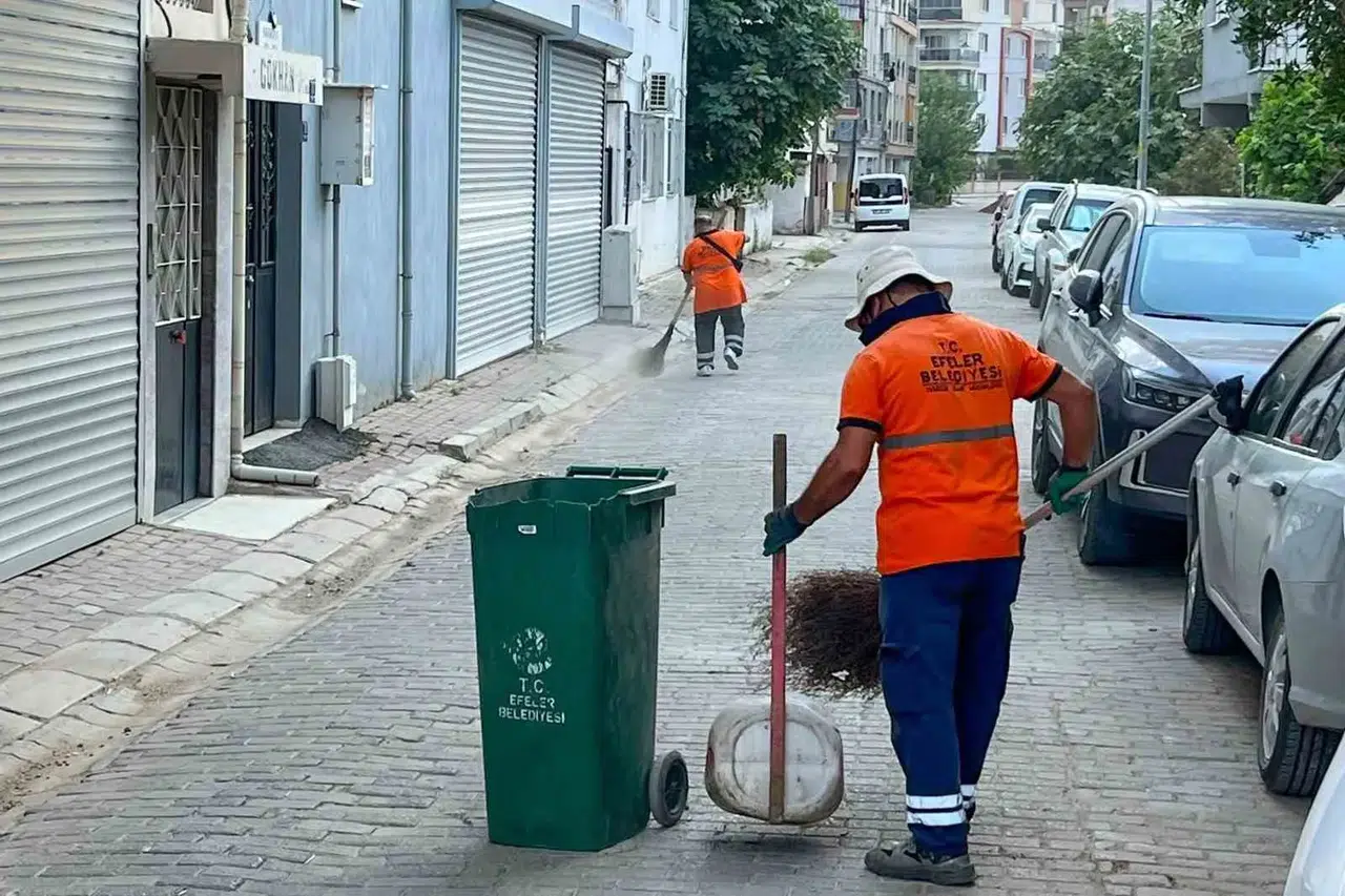 Efeler’de temizlik seferberliği: Sokaklar pırıl pırıl oldu