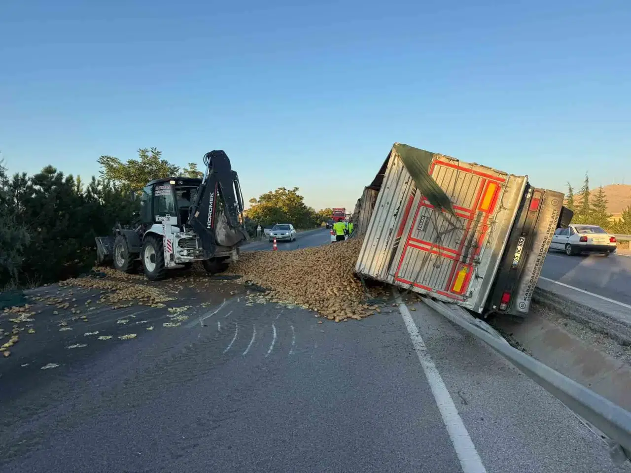 Emirdağ yolunda tonlarca ürün ziyan oldu: Tır devrildi, trafik durma noktasına geldi