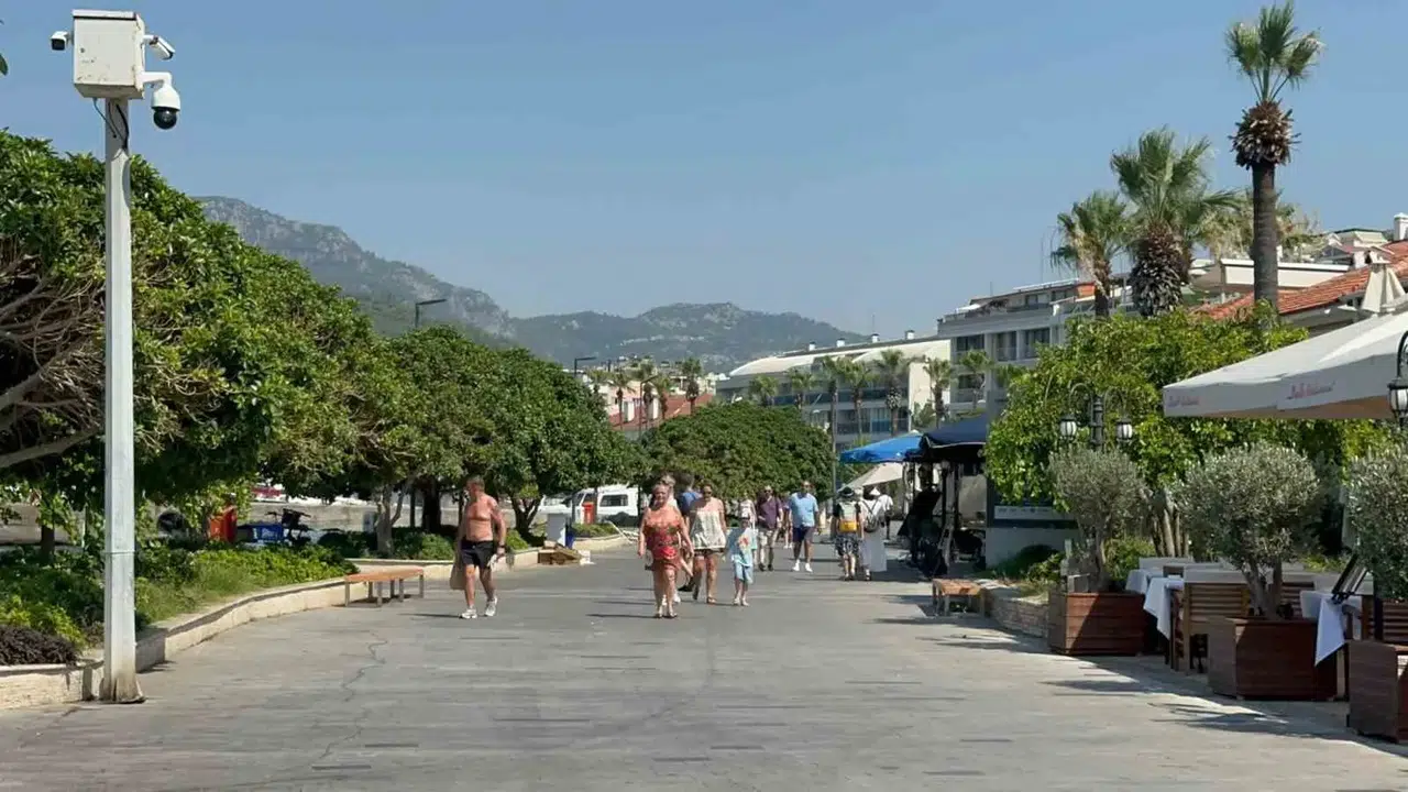 Marmaris limanında dev hareketlilik: Binlerce turist şehre akın etti