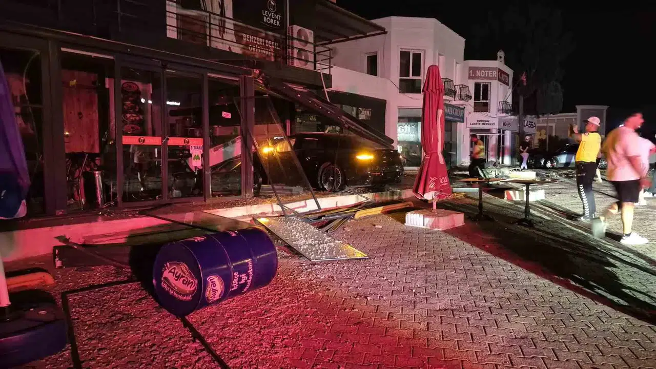 Bodrum'da korkutan kaza: Lüks otomobil dükkanın içine daldı