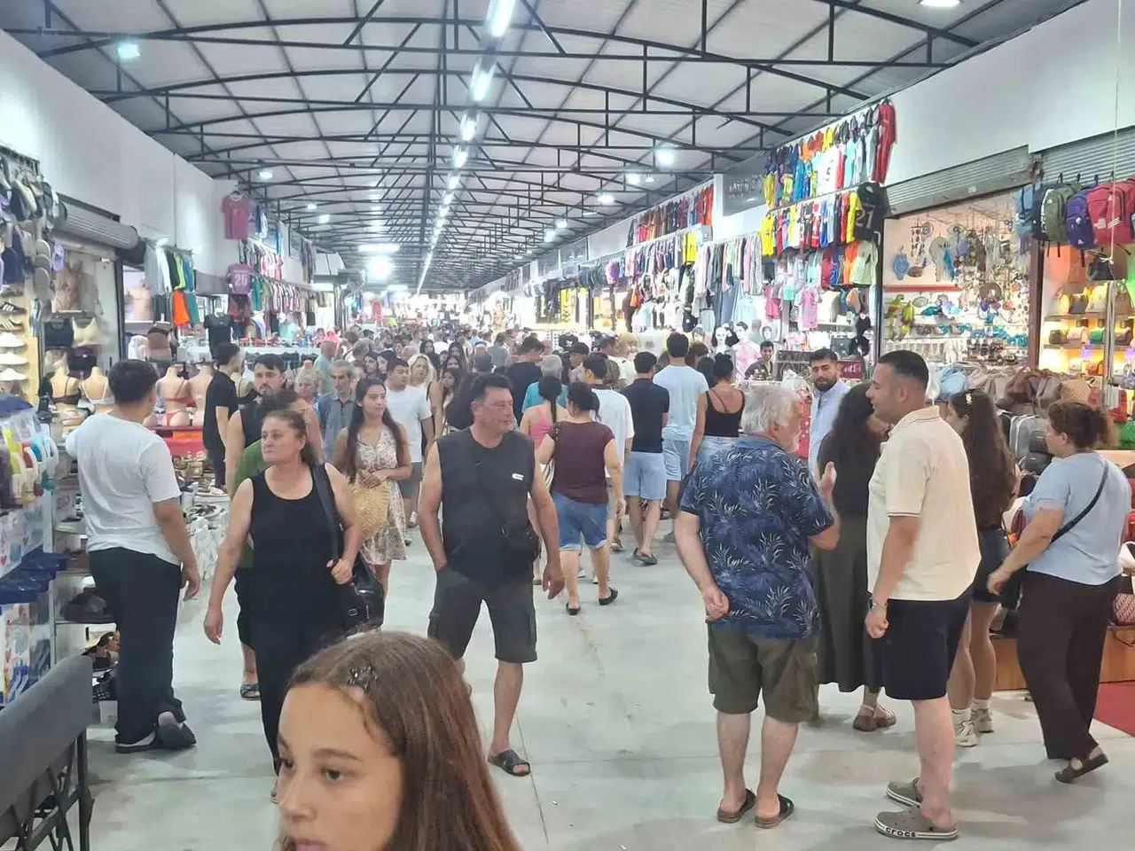 Didim'de akşam klasiği: Mavişehir'de iğne atsan yere düşmüyor