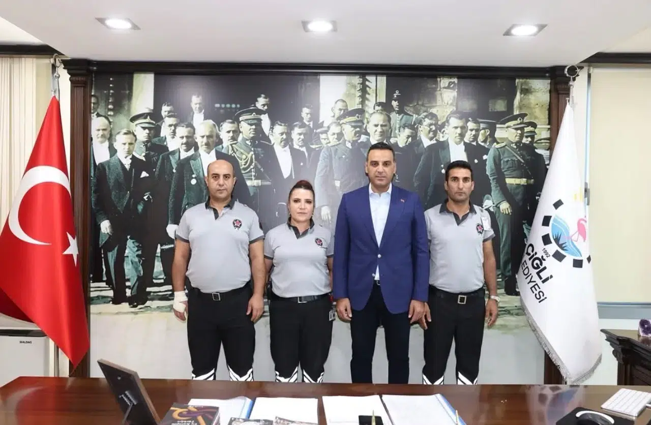 Çiğli Belediyesi’nde kahramanlık ödüllendirildi: Saldırganı etkisiz hale getiren ekibe onur belgesi