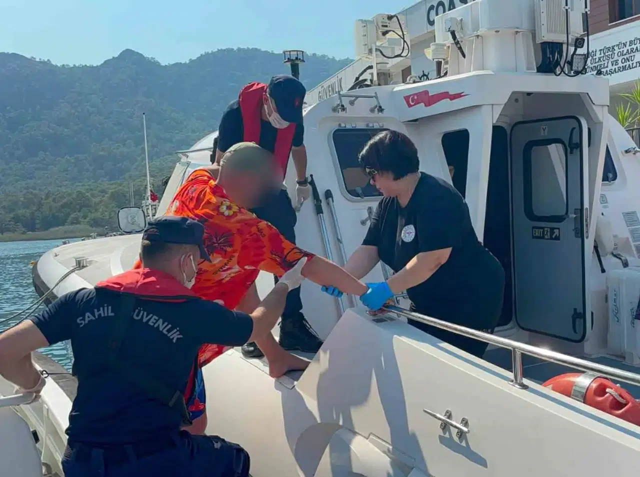 Fethiye açıklarında acil durum: Gezi teknesindeki yolcu için zamanla yarıştılar