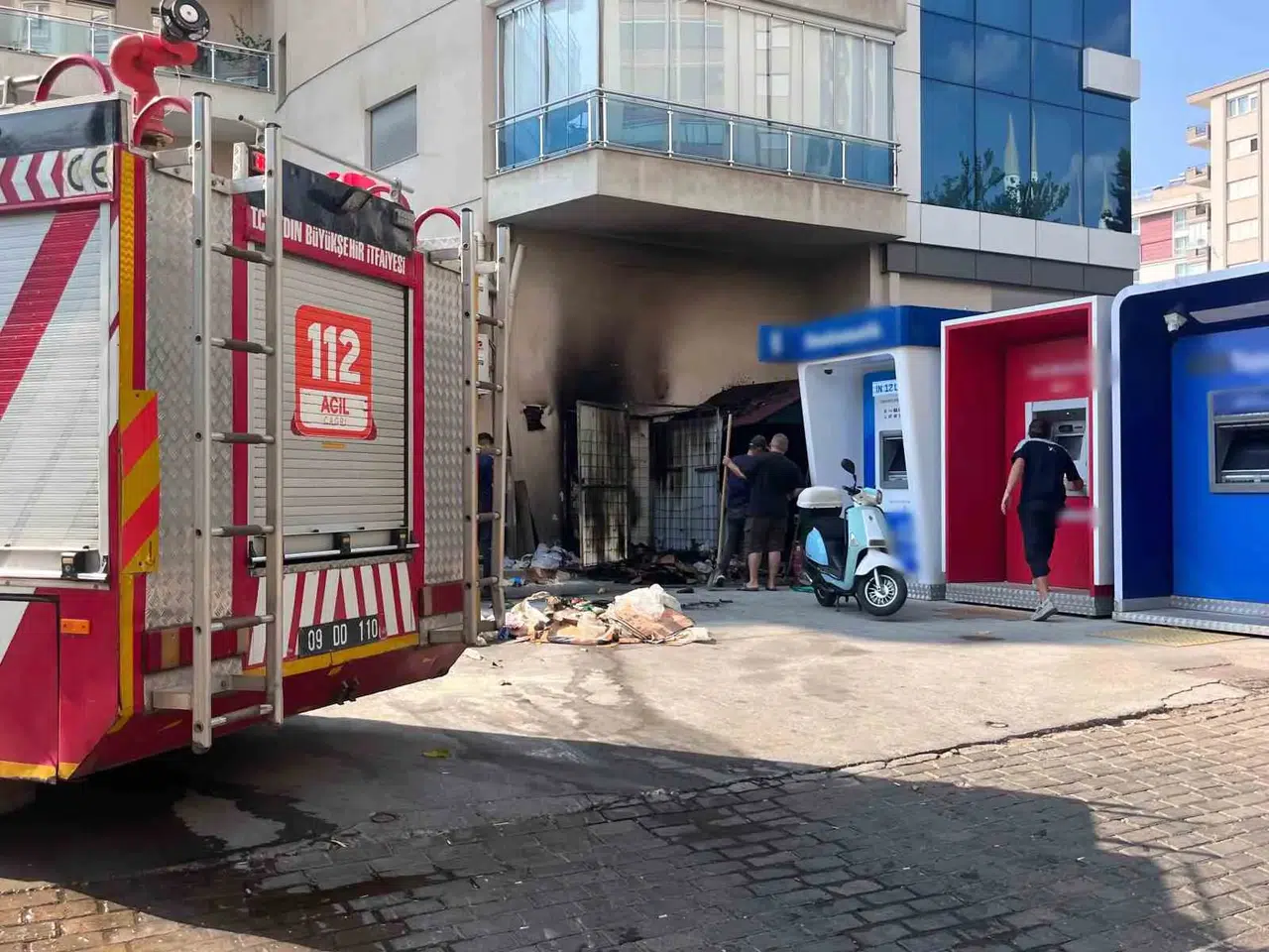 Kaynak kıvılcımları paniğe yol açtı: Geri dönüşüm kutusu alevlere teslim oldu
