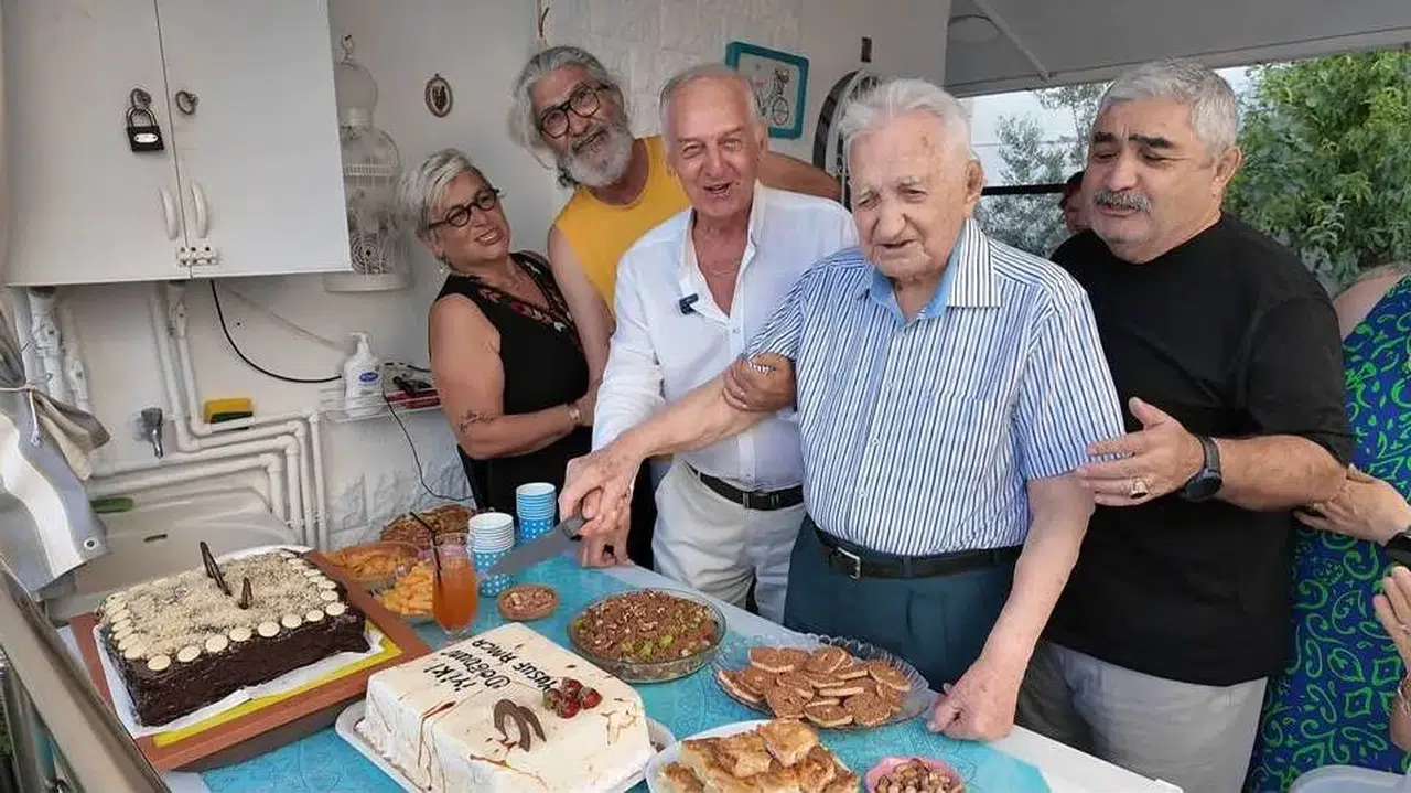 101 yıllık çınar Yenifoça’da: "Uzun yaşamın sırrı sabır ve sevgide saklı"