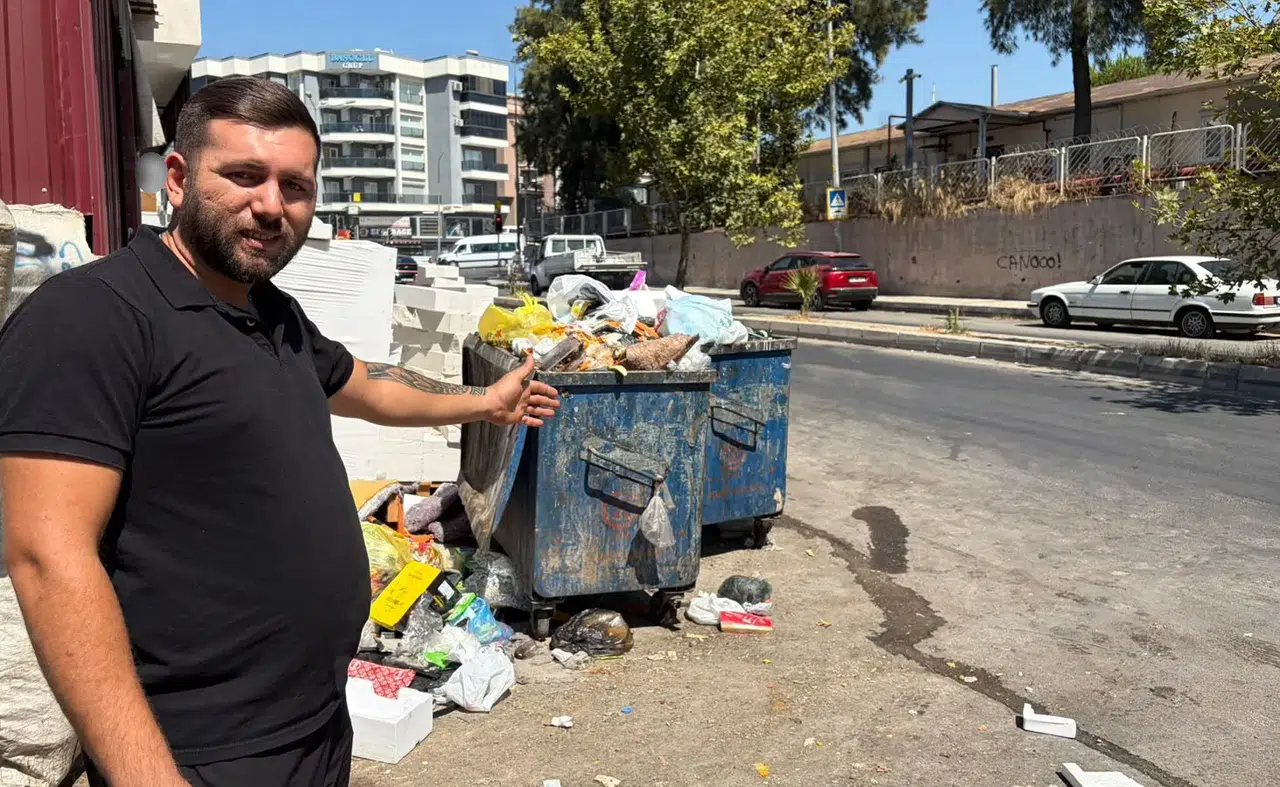 Buca’da çöp isyanı: Vatandaşlar belediyeyi protesto etmek için yolu kapattı