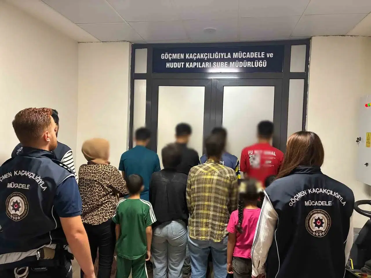 Tır Dorsesinde 14 Kaçak Yakalandı: Eber Yolunda Göçmen Operasyonu