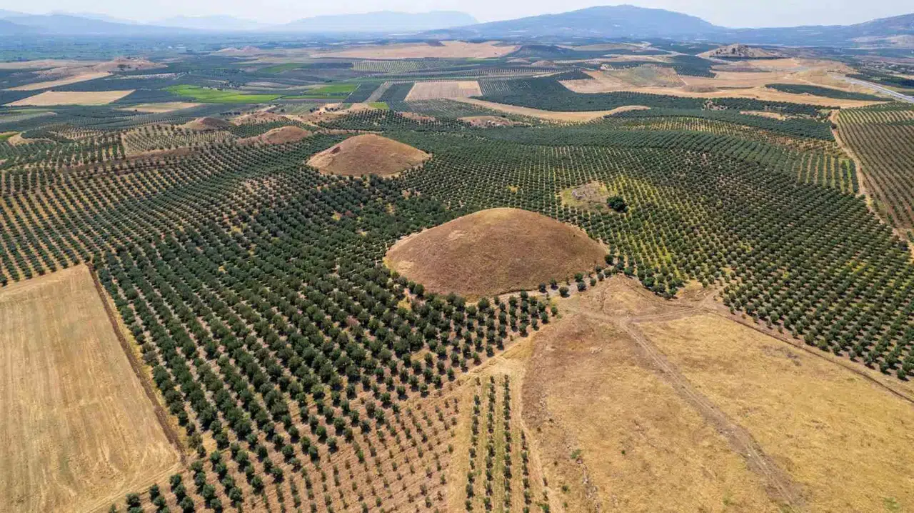 Gediz Ovası’nın sessiz bekçileri: Lidya krallarının dev toprak anıtları