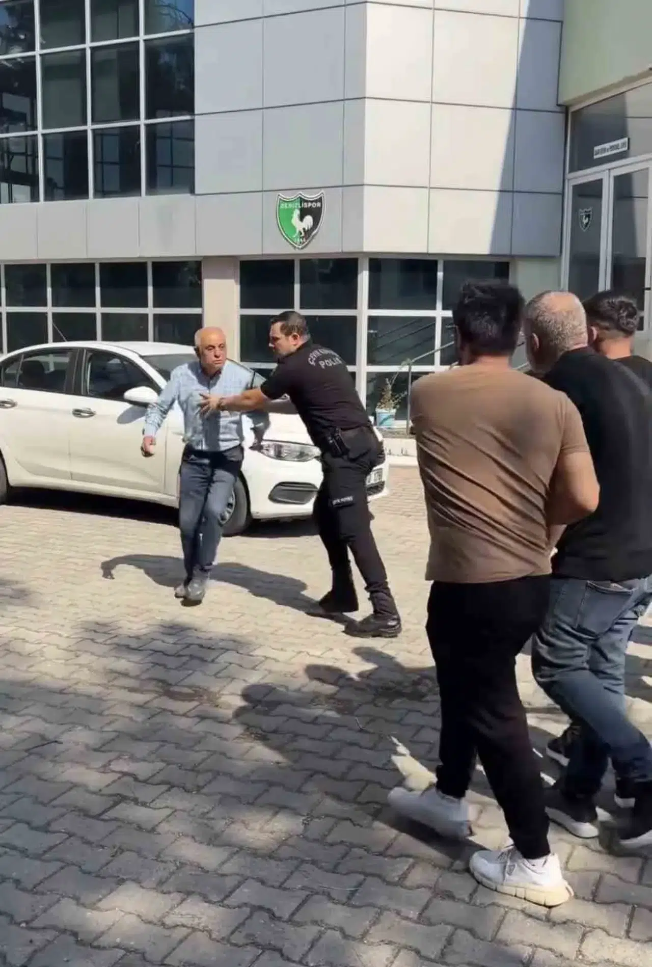 Denizlispor’da hüzünlü veda: Tesislerde başkan ile taraftar karşı karşıya geldi