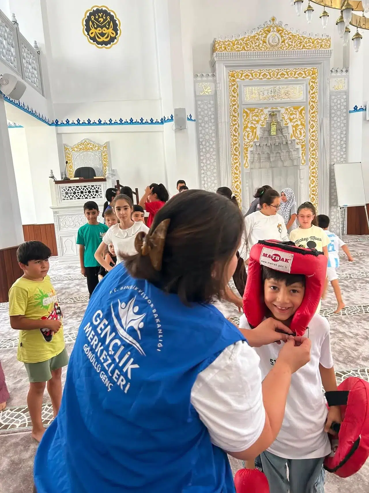 Menteşe’de gönüllü gençlerden çocuklara oyun dolu sürpriz