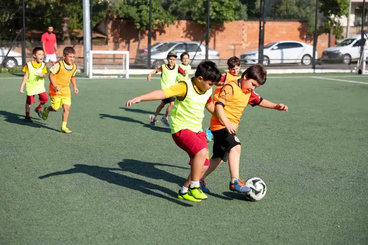 Efeler'de minik kramponlar sahaya indi: Geleceğin yıldızları burada yetişiyor