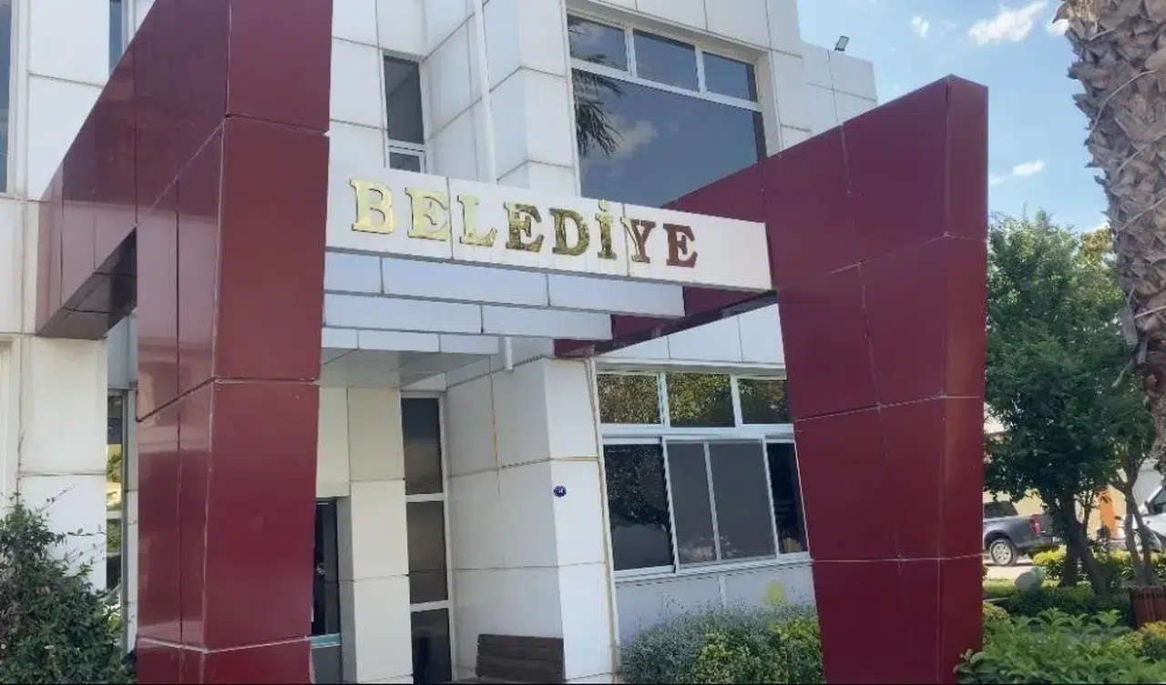 Seferihisar’da Rüşvet Operasyonu Büyüyor: Eski Başkanın ve Yardımcısının Makam Şoförleri Gözaltında