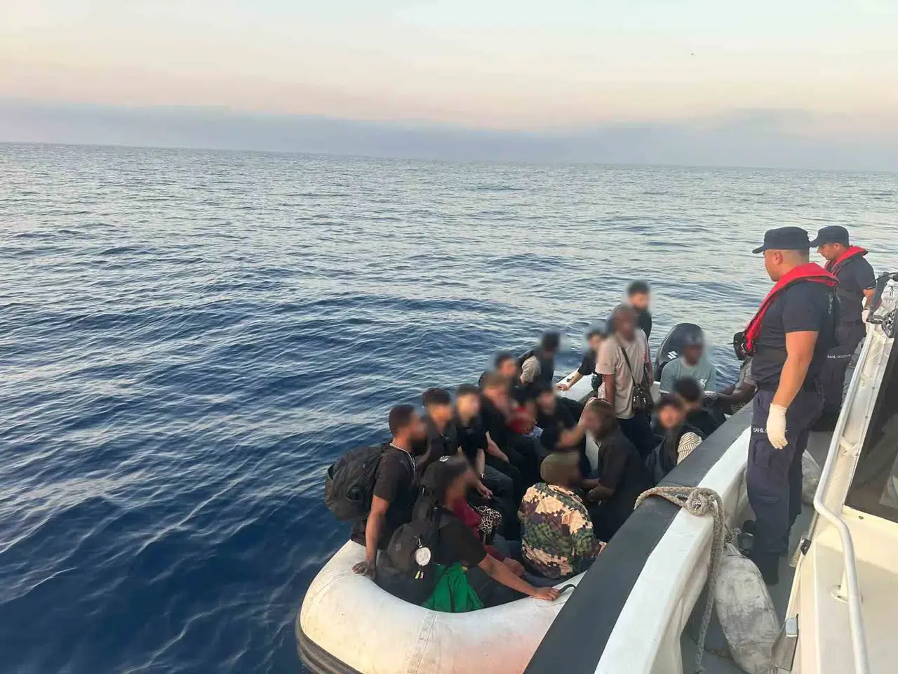Foça ve Menderes’te Sahil Güvenlik’ten çifte baskın: Botlardaki 44 göçmen kıyıya çıkamadan yakalandı