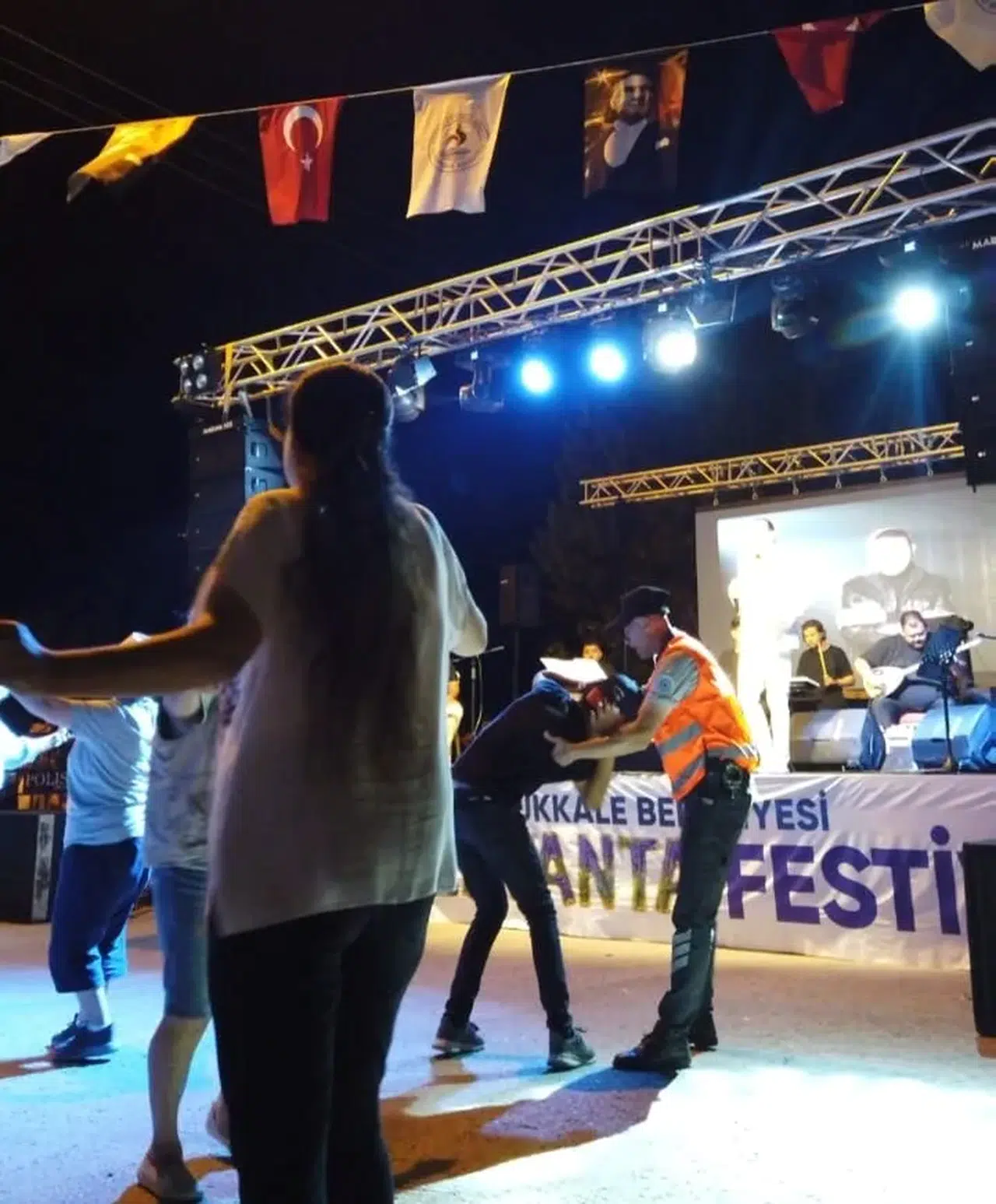 Konser alanında duygu dolu anlar: Sanatçı Efe Güngör engelli hayranını sahneye taşıdı
