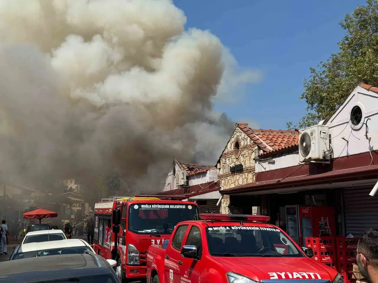 Fethiye'de balık halini dumanlar sardı: İtfaiyeden kritik müdahale