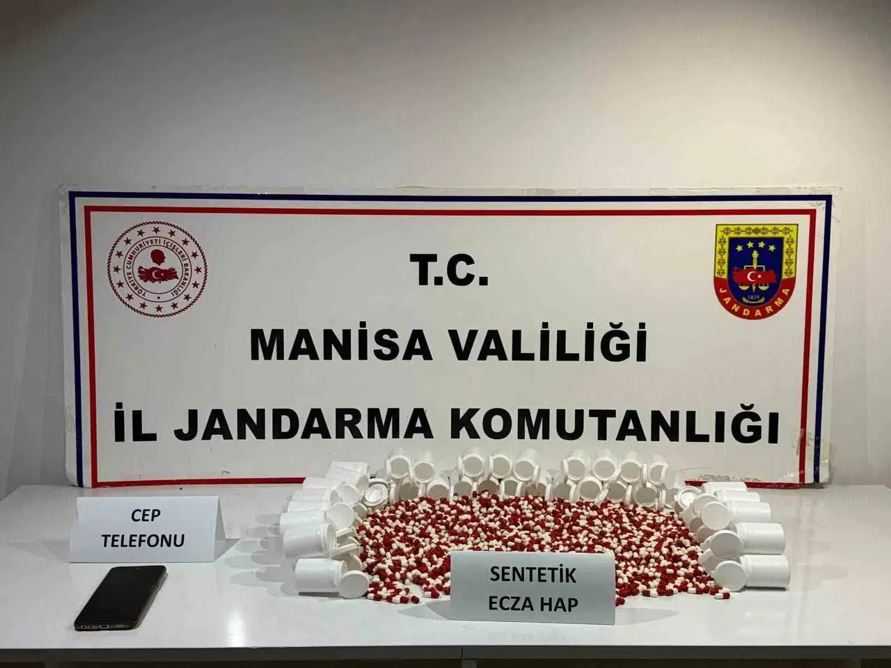 Manisa'da zehir tacirlerine jandarma darbesi: Üç ilçede eş zamanlı operasyon