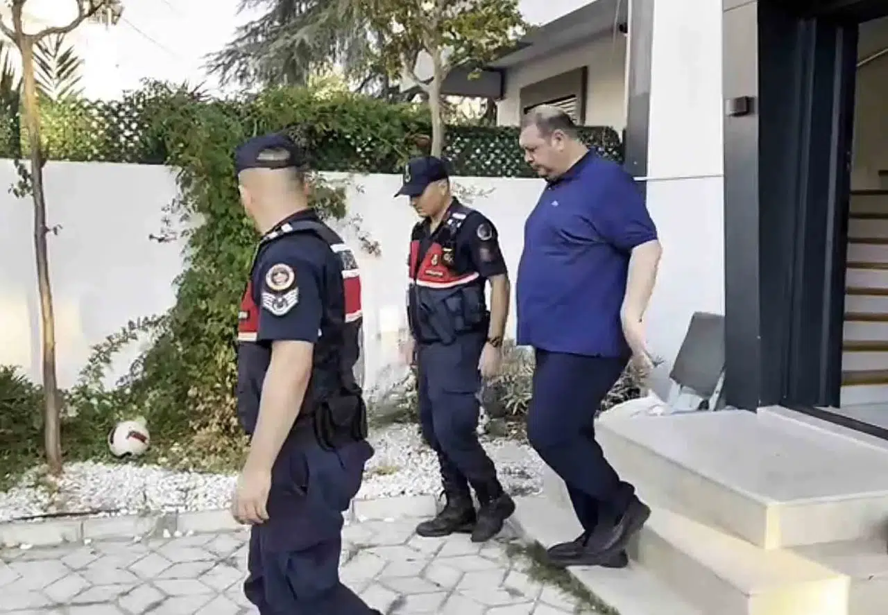 Menderes Belediyesi'nde rüşvet operasyonu: Başkan ve 16 şüpheli hakim karşısında
