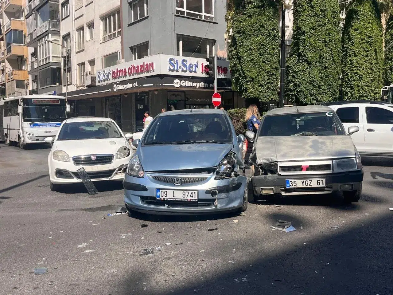 Efeler’de Kavşakta Üç Araç Birbirine Girdi: Ölen ya da Yaralanan Yok