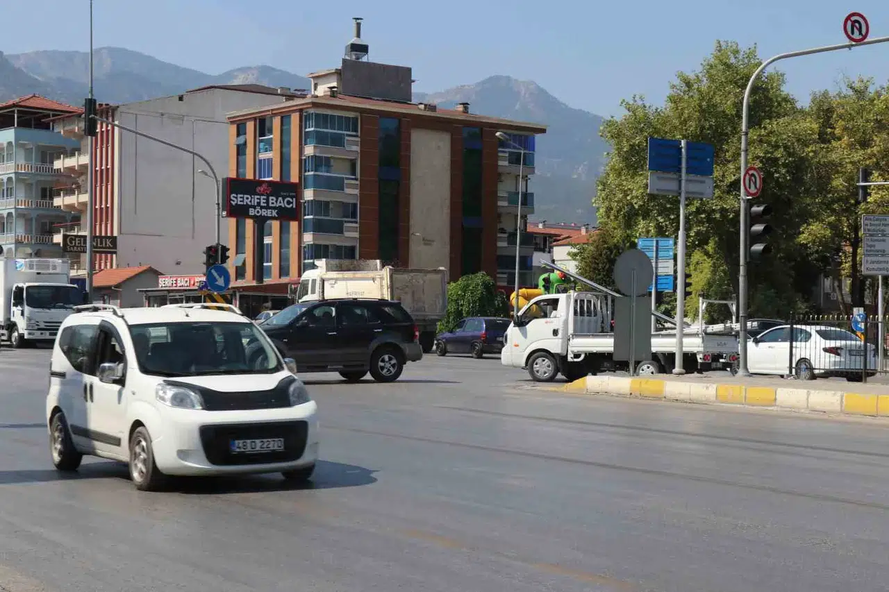 Denizli’de trafik kuralları hiçe sayılıyor: Kavşak adeta kaza fabrikasına döndü