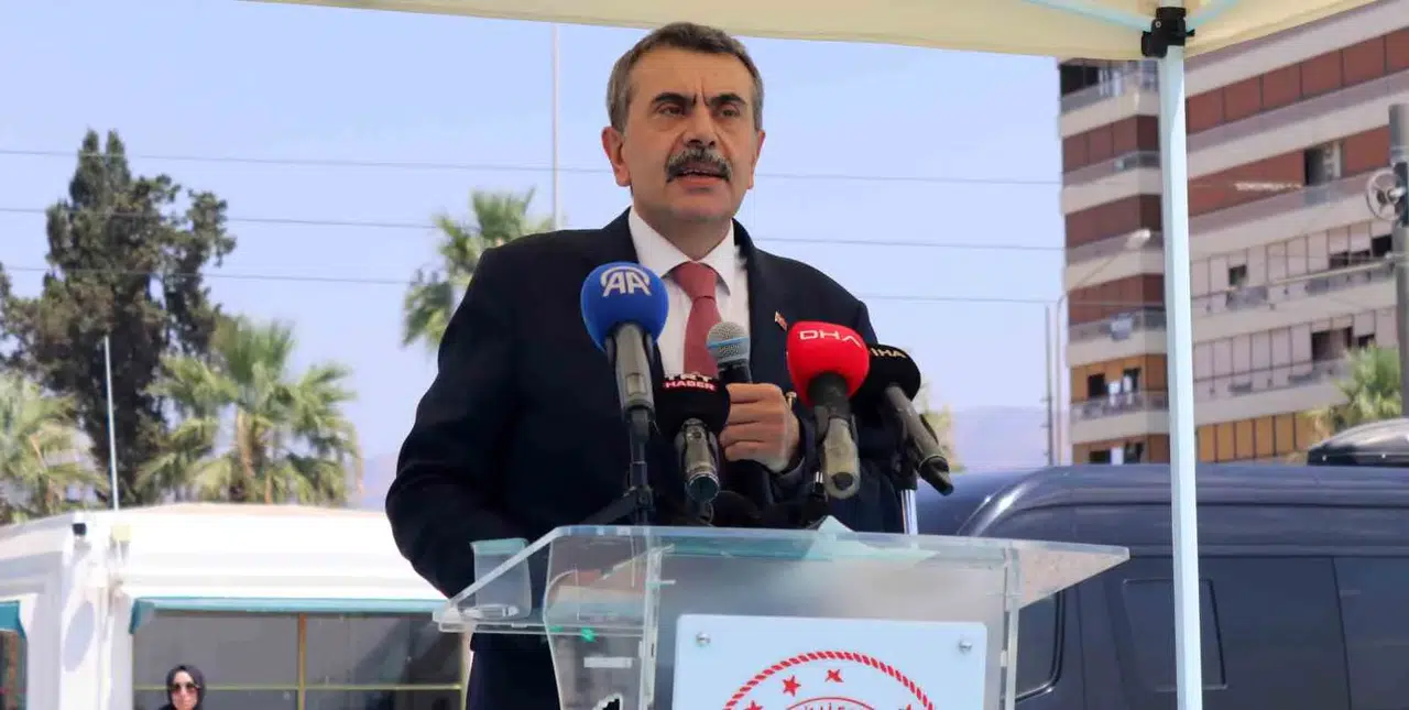 Bakan Tekin'den sivil toplum eleştirilerine yanıt: Çocukların heyecanına bakın