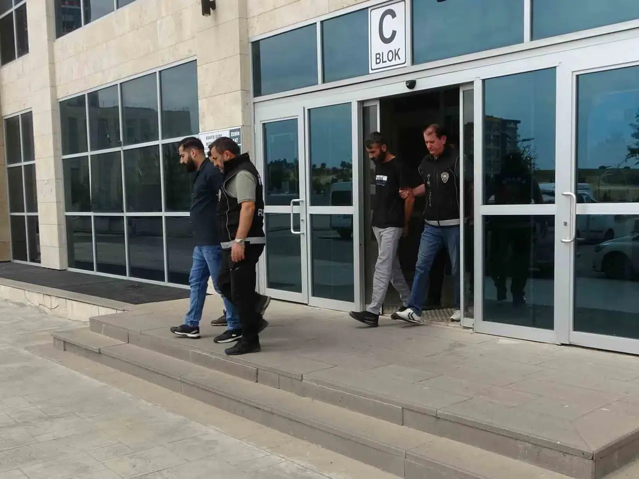 Uşak’taki kuyumcu vurgununda İstanbul operasyonu: 3 kişi demir parmaklıklar ardında