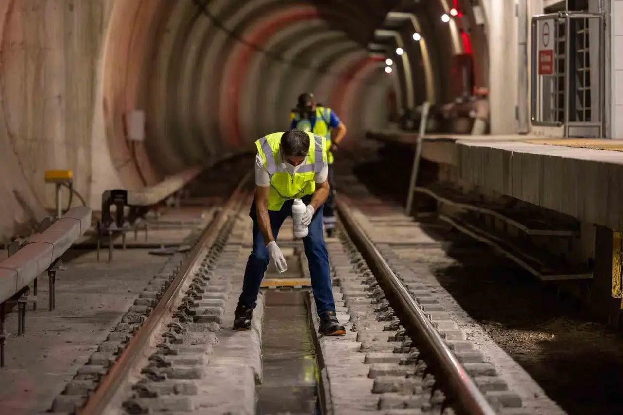 İzmir metrosunda sessiz nöbet: Gün ağarmadan hijyen operasyonu
