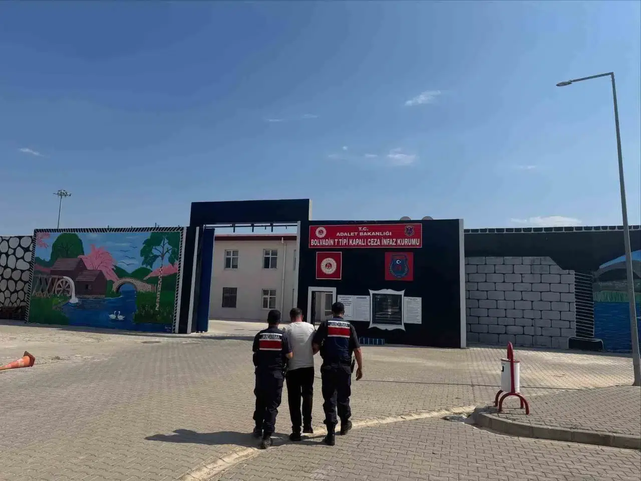Afyonkarahisar'da huzur operasyonu: 24 şüpheli kıskıvrak yakalandı