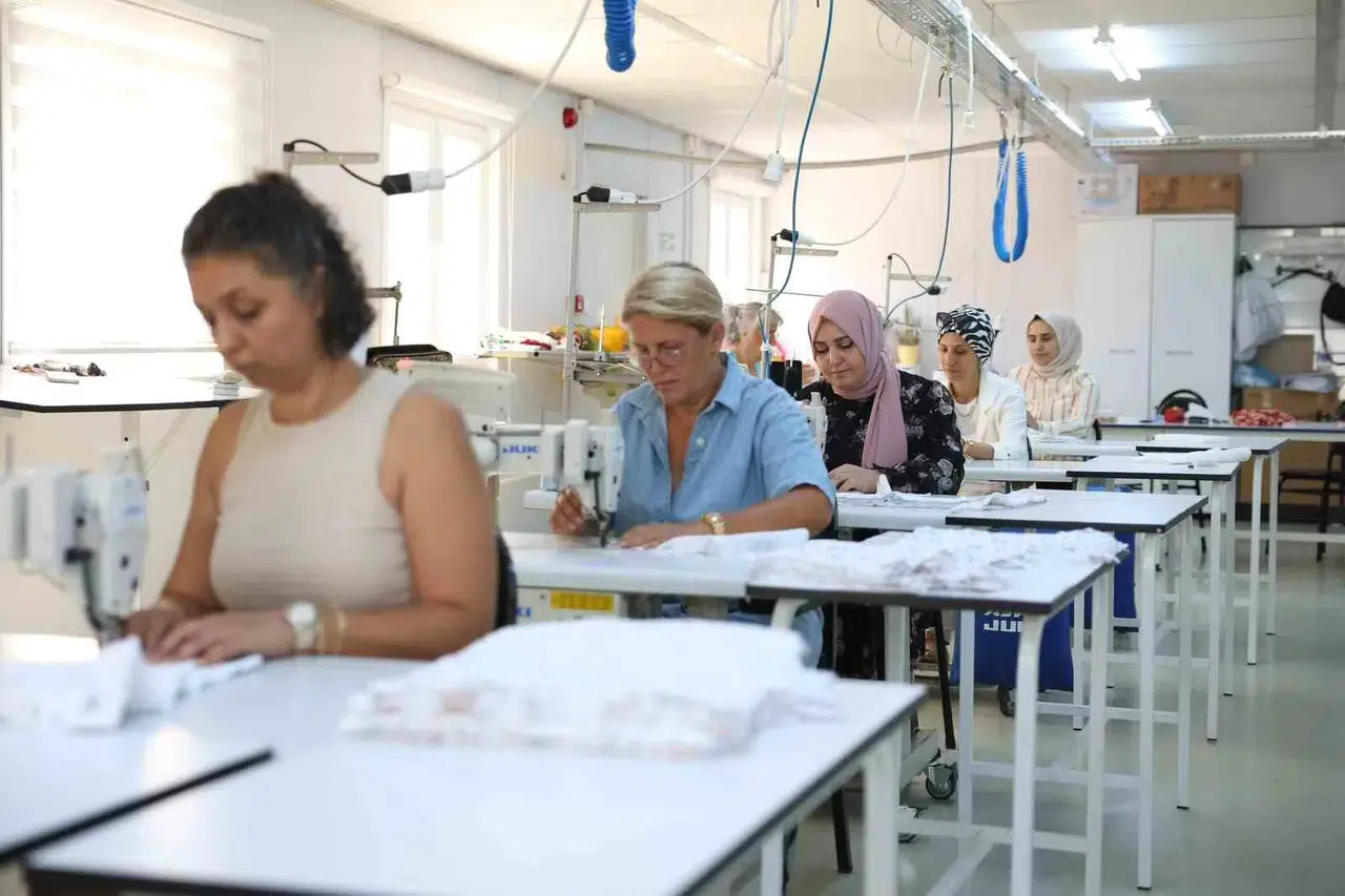 Didimli kadınlar hem meslek öğreniyor hem de belediyenin tekstil yükünü sırtlıyor