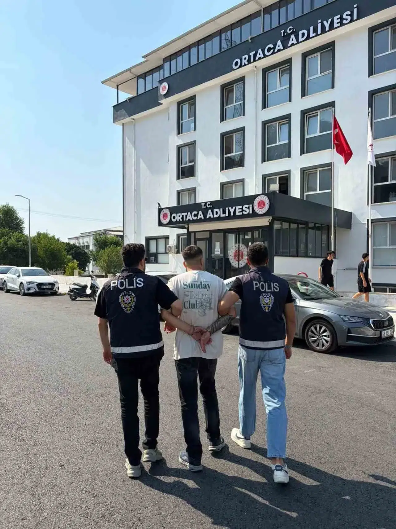 Hollanda'dan gelen yolcuya havalimanında kelepçe: 22 yıllık hapis cezasıyla yakalandı