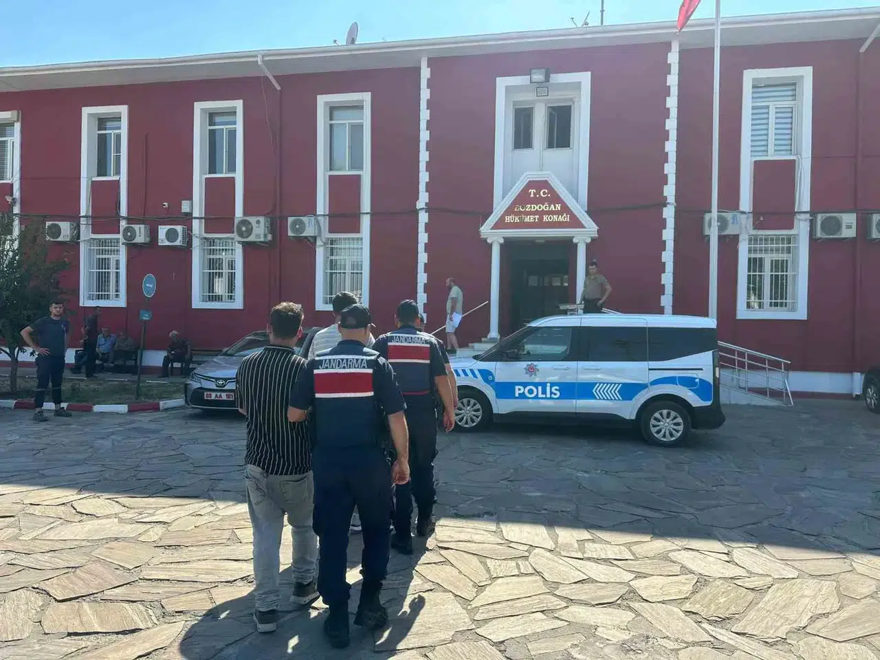 Kuyumcu kameraları ele verdi: Bozdoğan’daki hırsızlık şüphelileri yakayı ele verdi