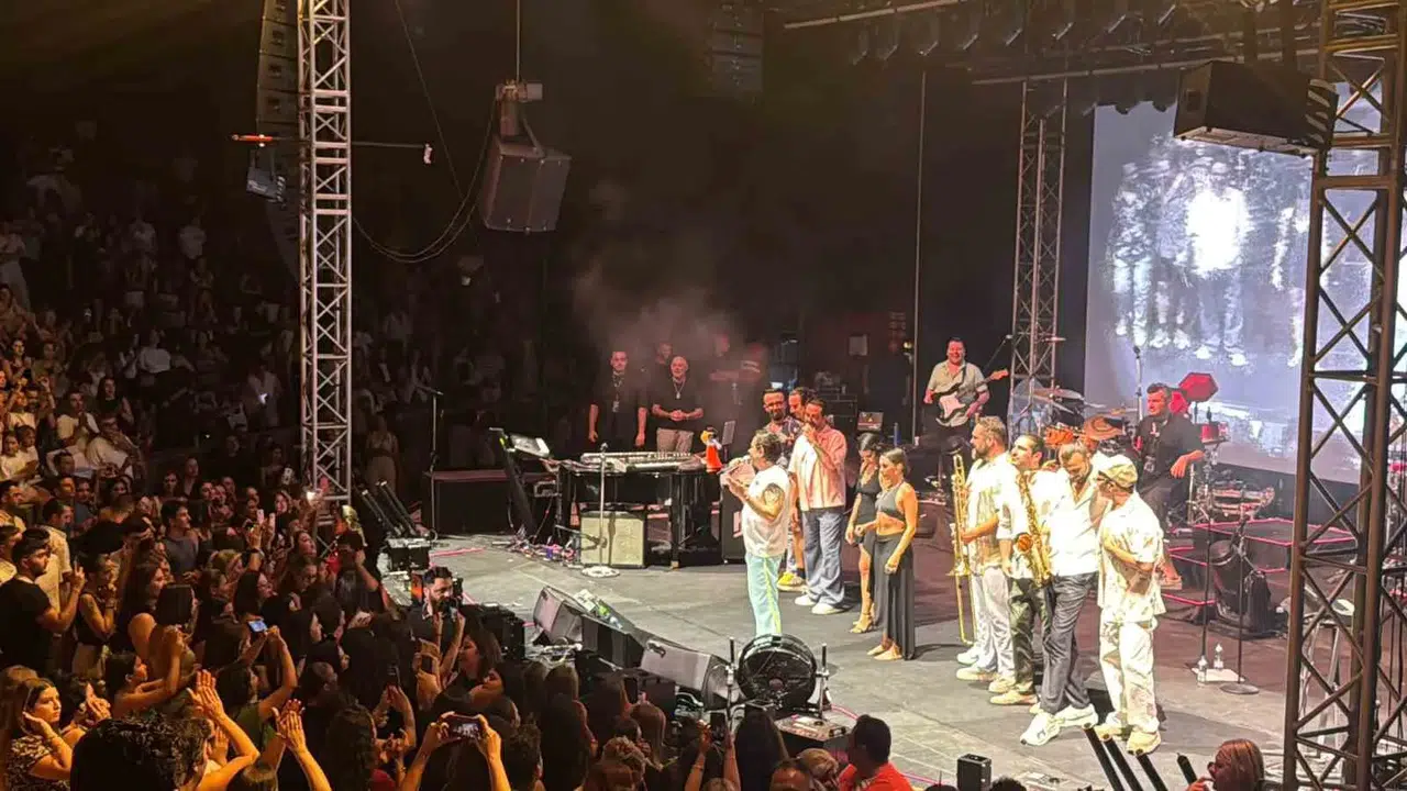 Sahneye Yağan Yapay Kar ve Samimi Diyaloglar: Kenan Doğulu’dan Marmaris’te Tam Not Alan Performans