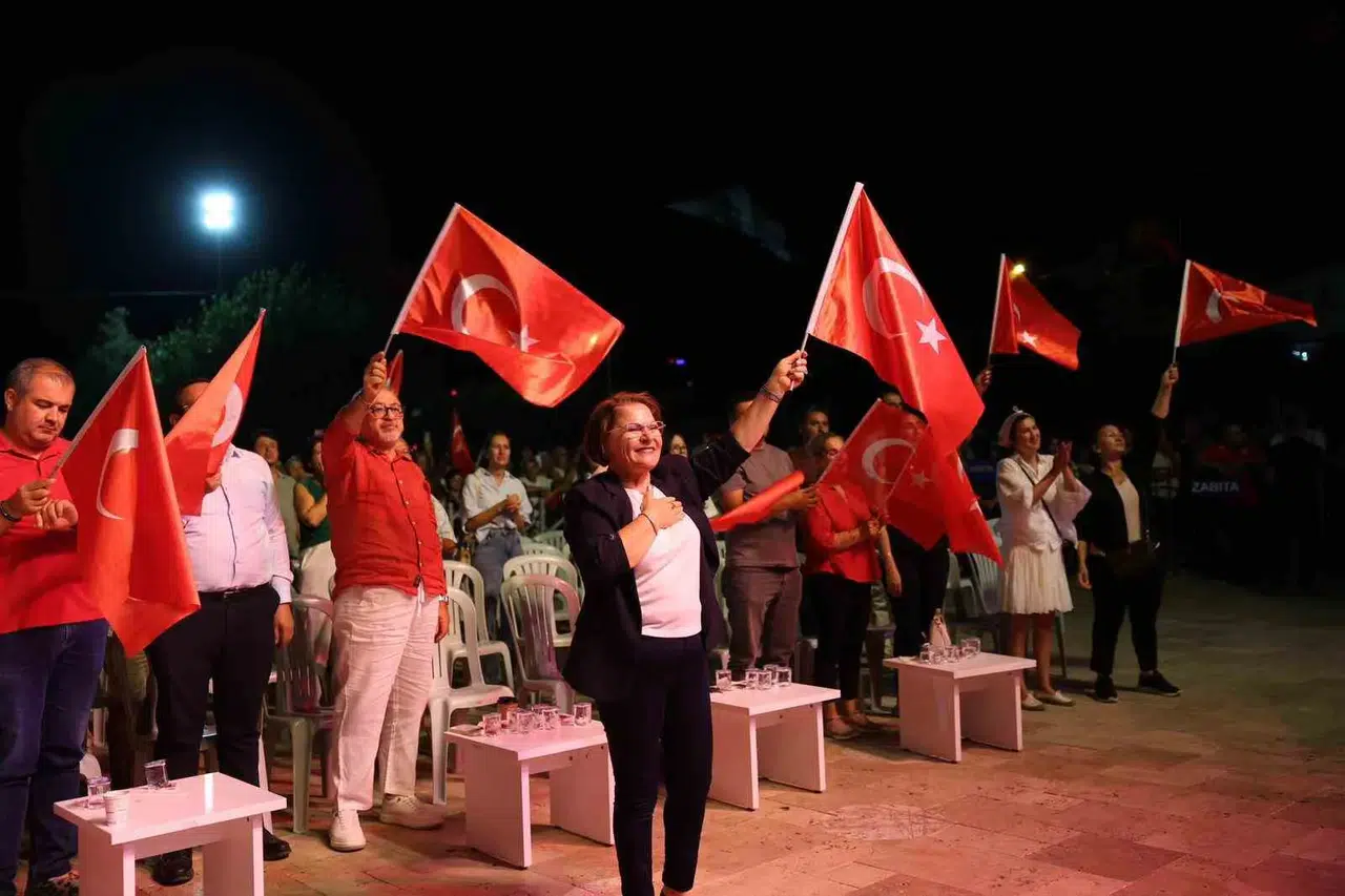 Didim’de 104. Yıl Coşkusu: Fener Alayı’ndan İzmir Marşı’na Zafer Yürüyüşü