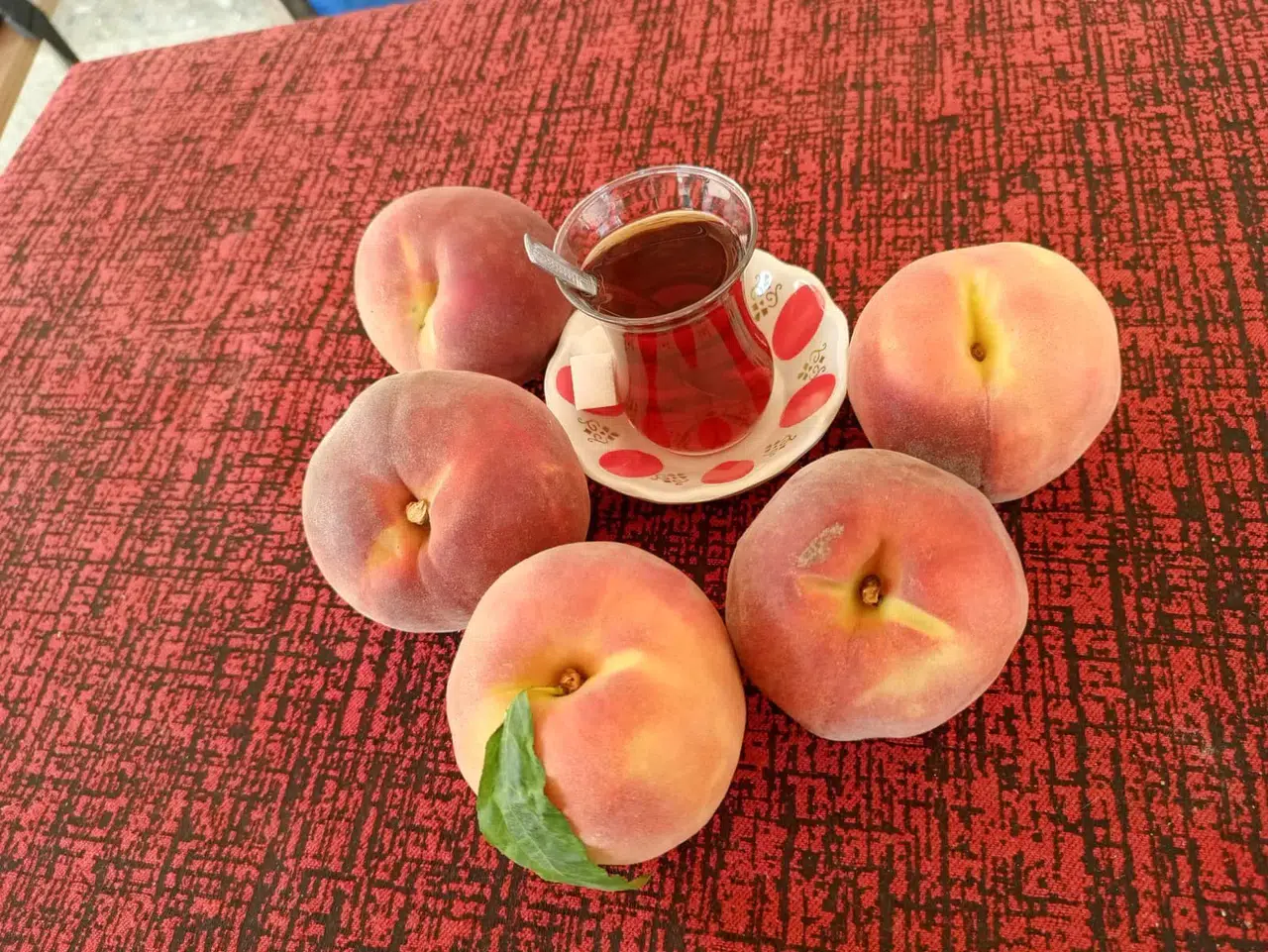 Çivril’de şeftali üreticisi şokta: Bir gecede fiyatlar yarıya indi