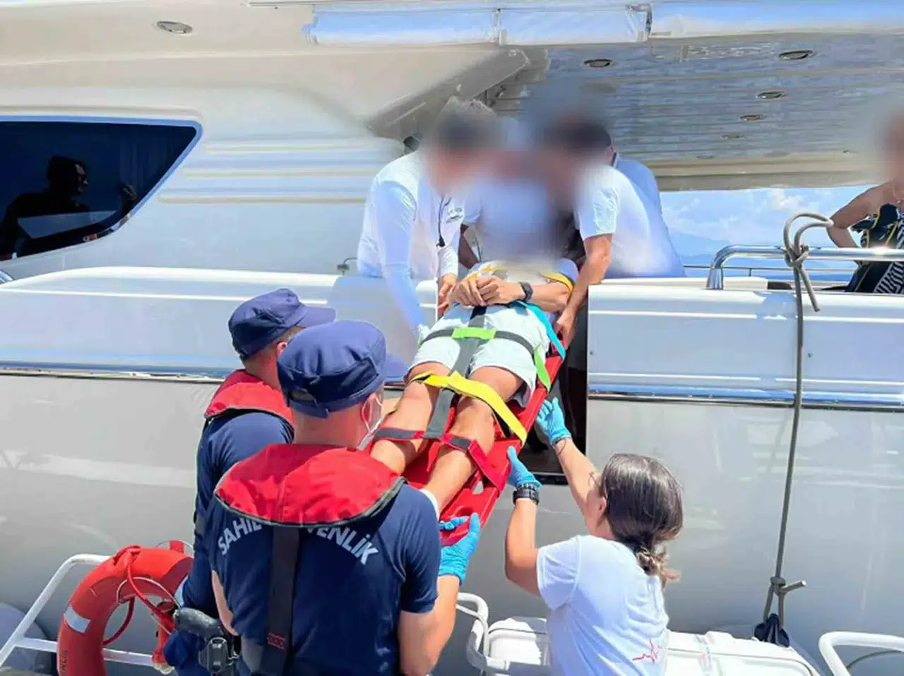 Fethiye açıklarında acil durum: Teknedeki yaralı için zamanla yarıştılar
