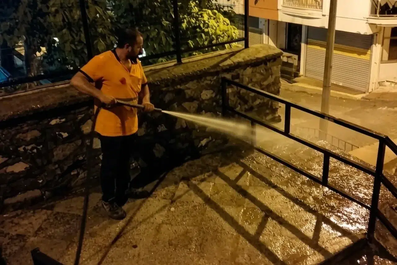 Efeler’de Gece Gündüz Mesai: Temizlik Ekipleri Sahada