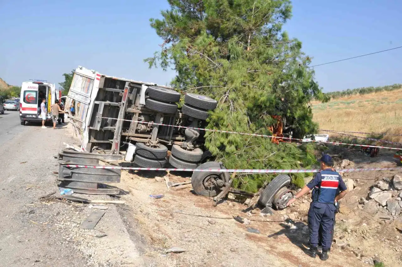 Manisa’da otobüs dehşeti: İş makinesi taşıyan kamyonla çarpıştı