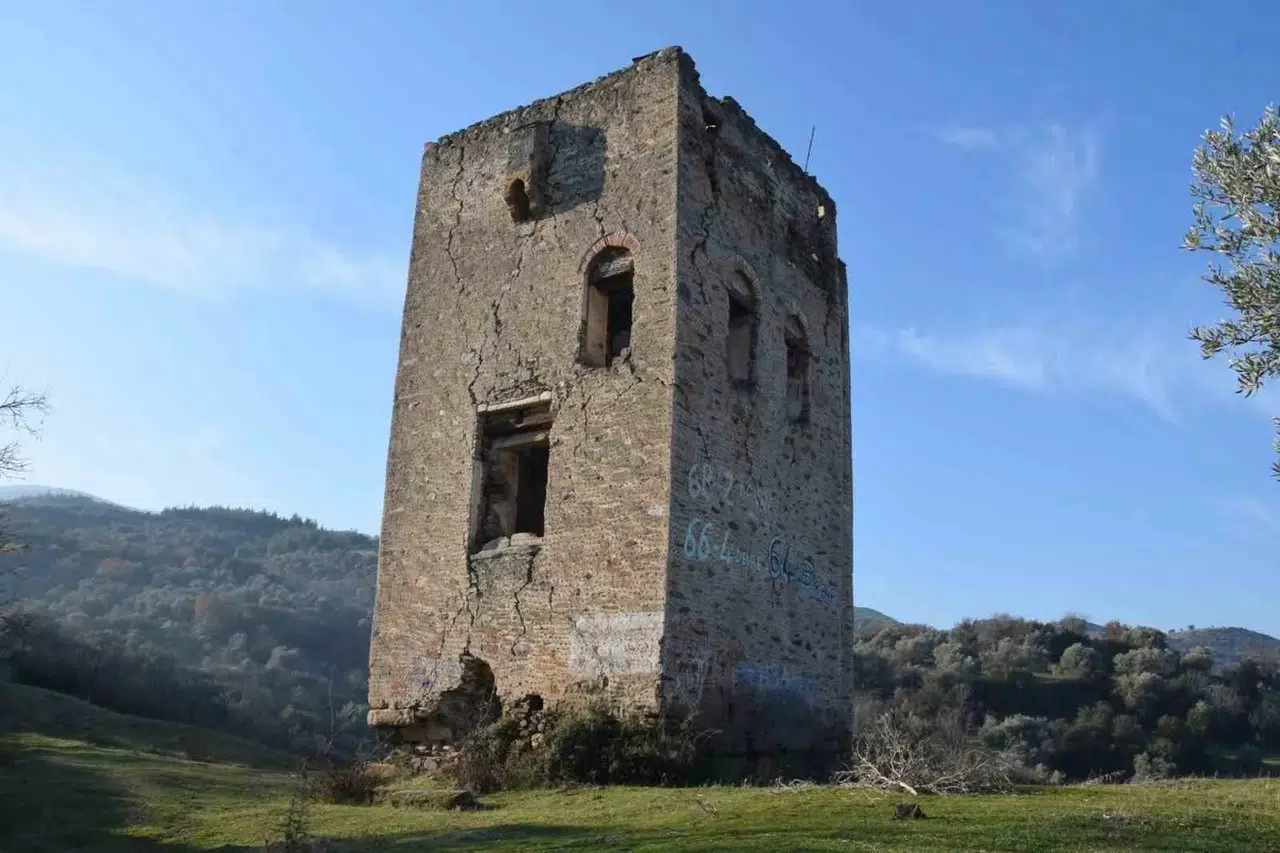 Tarihi Donduran Kulesi’nin Restorasyon Sevinci, Yazılarla Gölgelendi