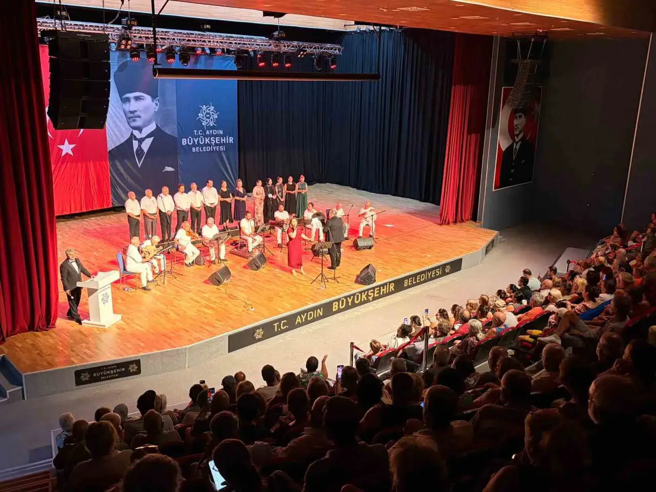 Didim’de Sahne Nostaljiye Açıldı: Türk Sanat Müziği Korosu’ndan Tam Not Alan Gece